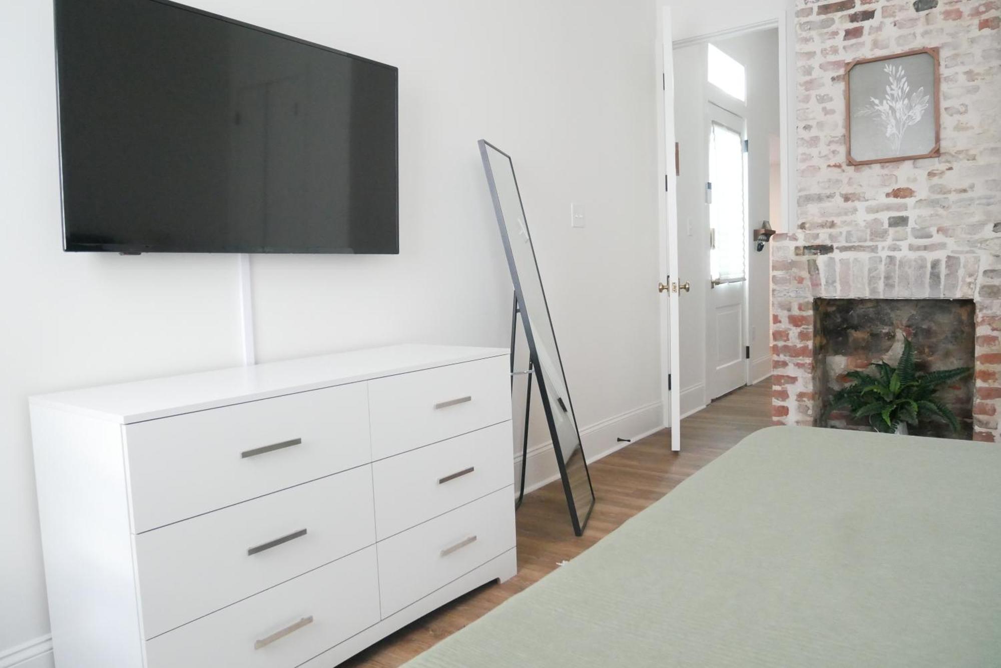 Entire Spacious Vacation - Close To Attractions